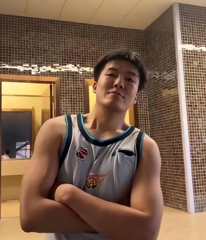 广东宏远新赛季名单出炉!黄荣奇穿77号,彰华非0号,杨溢穿33号 广东宏远新赛季名单出炉!黄荣奇穿77号,彰华非0号,杨溢穿33号